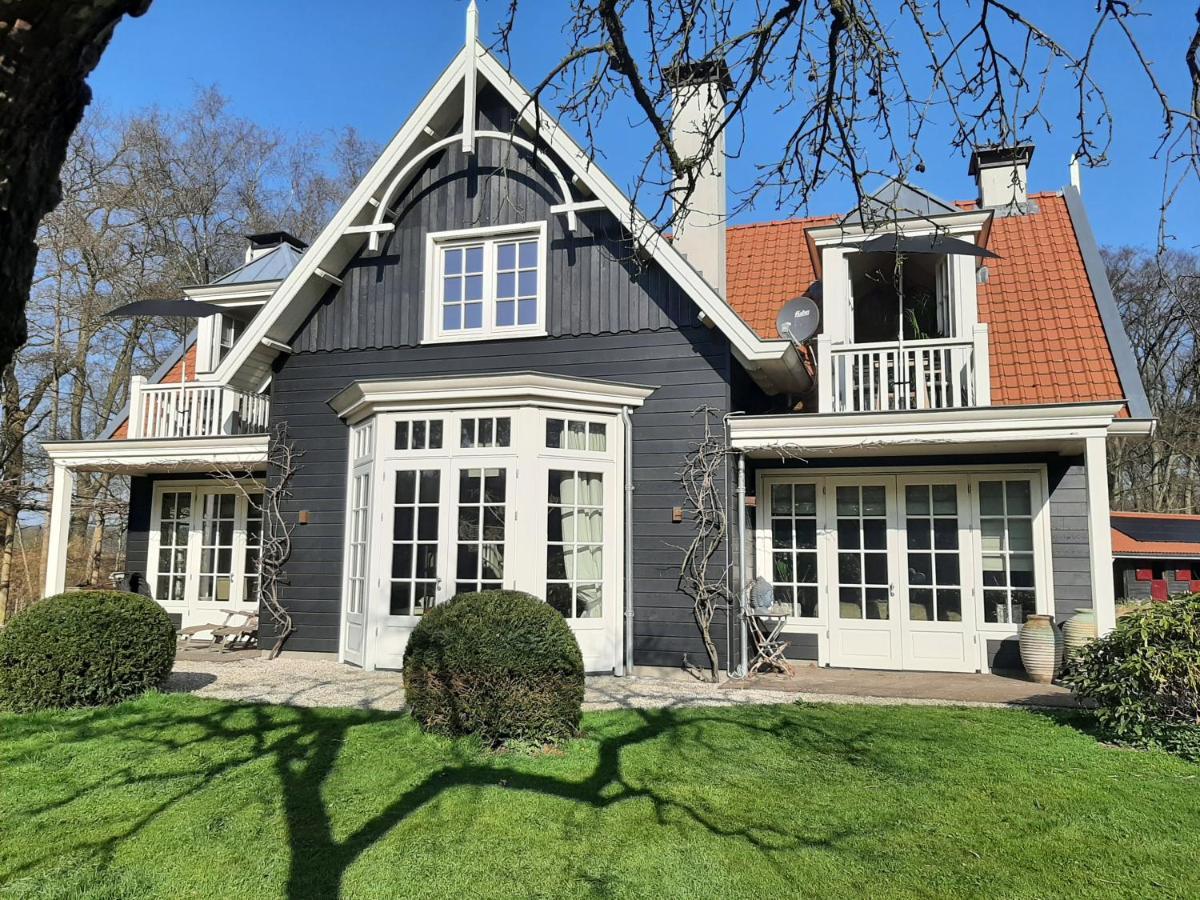 Huize Koempoelan Bed & Breakfast Naarden Dış mekan fotoğraf