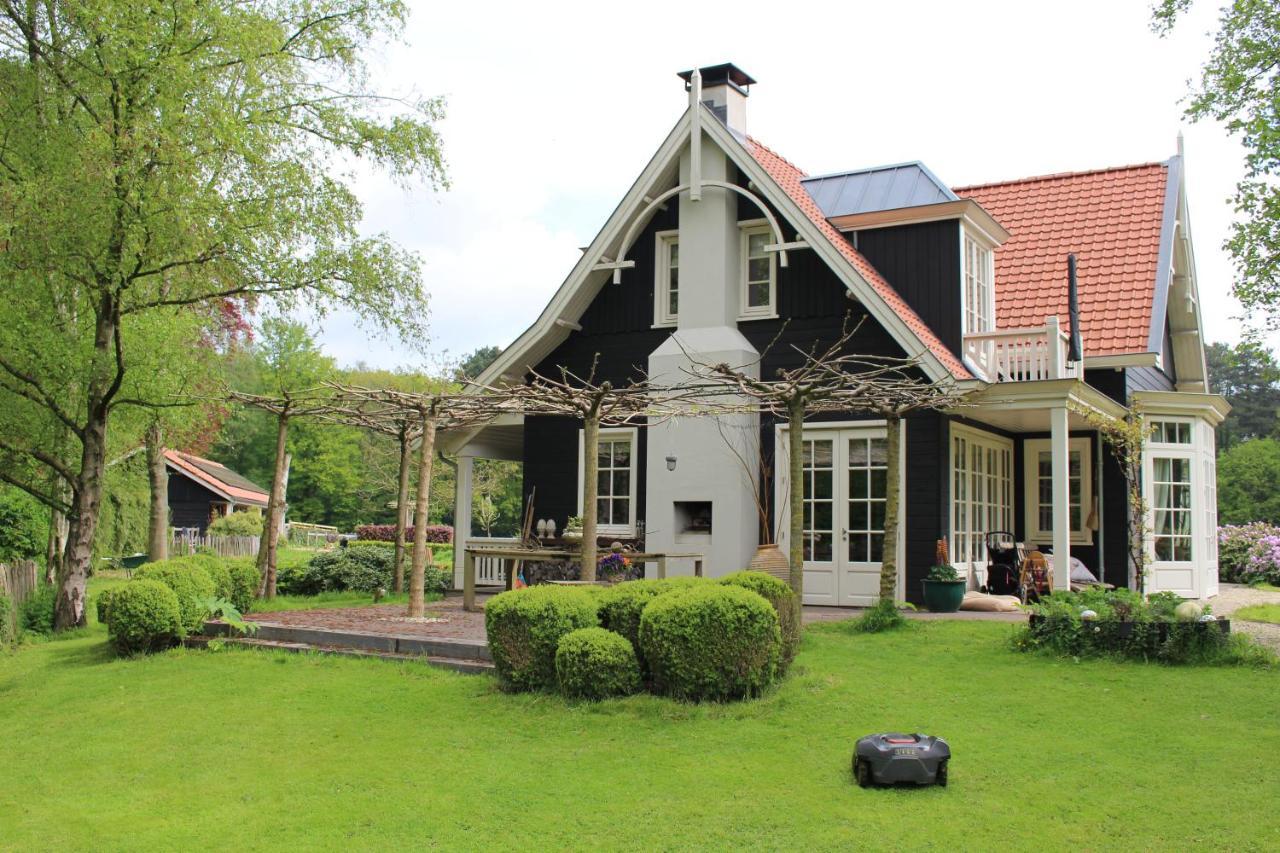 Huize Koempoelan Bed & Breakfast Naarden Dış mekan fotoğraf