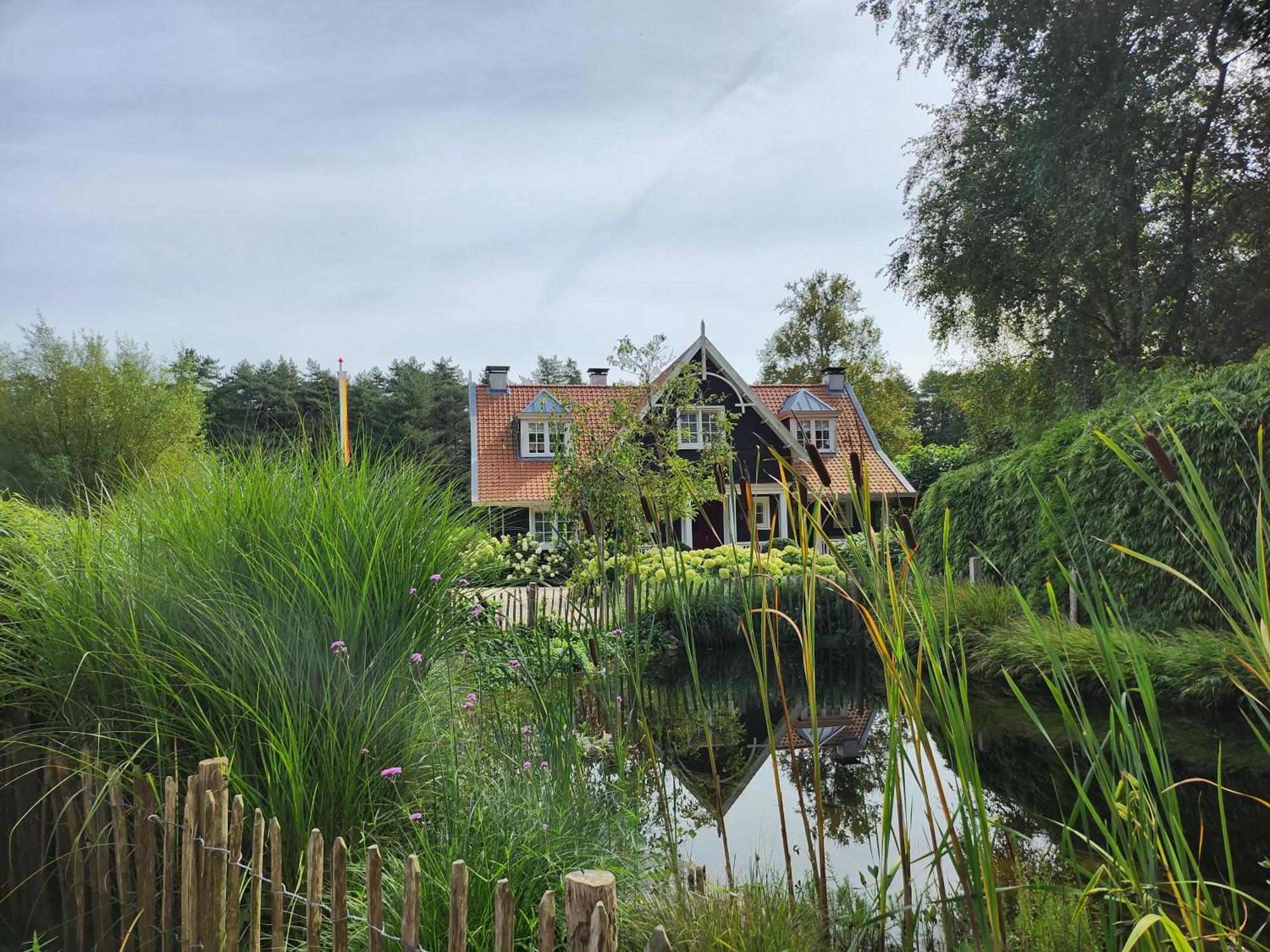 Huize Koempoelan Bed & Breakfast Naarden Dış mekan fotoğraf